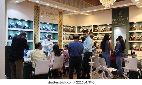 Bangalore, India 4th May 2022: Indian Customer In A Jewellery Exhibition Buying Gold On The Occasion Of Dhanteras And Vijayalaxmi. Traditional Ornaments With Marvelous Stones And Intricate Designs.