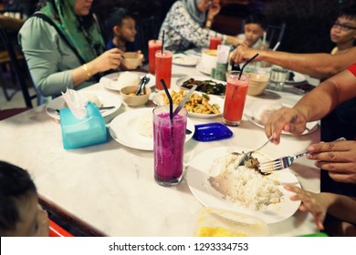 Bangi, Malaysia-January 1, 2019: A Group Of Friends Eat Out Together At A Famous Thai Restaurant, Red Wok. Variety Of Food Are Served Here Including Malay Dishes, Thai Food And Steamboat Seafood.