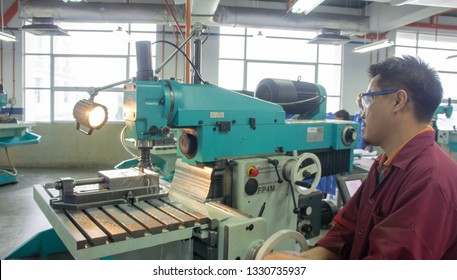 BANGI,MALAYSIA- MARCH 5,2019: A Machinist Operate A Milling Machine In A Machine Shop.