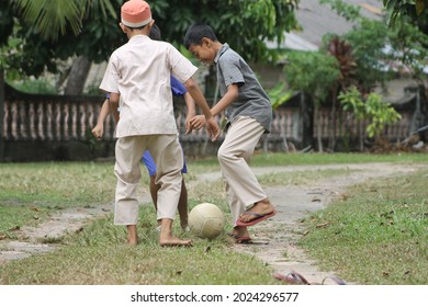 Bangka Belitung Islands Indonesia Friday, August 13, 2021, Three Children Playing Ball In The Yard