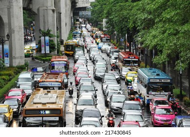 BANGKOK - AUG 18: Traffic Nears Gridlock On A Busy City Centre Road On Aug 18, 2013 In Bangkok, Thailand. Each Year An Estimated 150,000 Cars Join The Heavily Congested Roads Of The Thai Capital.