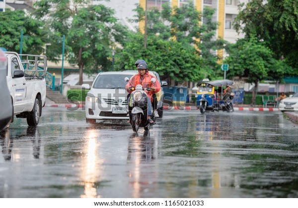 Bangkok: August 25, 2018, on a rainy day, there\
are also buses, private cars, buses (car mails), motorcycles, Tuk\
Tuk, who enters.(Hualamphong Railway Station) to deliver\
passengers, in\
Thailand.