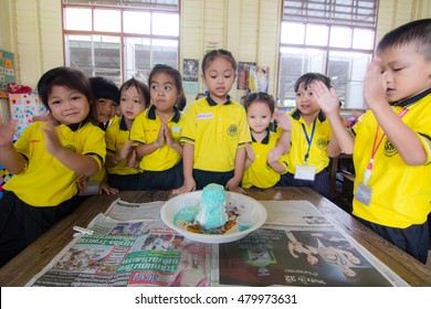 BANGKOK CITY, THAILAND - Aug 2016: In the Aug 25, 2016. Bangkok County. Activity of teaching kindergarten education. students are learning Science. in Activity science Day.