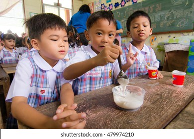 BANGKOK CITY, THAILAND - Aug 2016: In the Aug 25, 2016. Bangkok County. Activity of teaching kindergarten education. students are learning Science. in Activity science Day. - Shutterstock ID 479974210