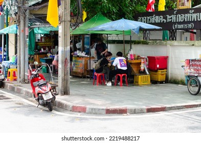 Bangkok City, Thailand - September 24, 2022. The Tourists Are Eating On The Side Walk In Bangkok City. Street Food Field Contributed A Tremendous Ratio To Thailand Economic.