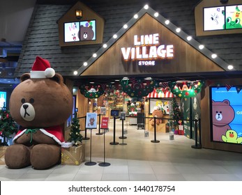 BANGKOK - DECEMBER 2017: Line Village Store With Big Bear Brown In Santa Claus's Dress In The Siam Paragon Mall. Line (styled As LINE) Is Freeware App For Instant Communications On Electronic Devices