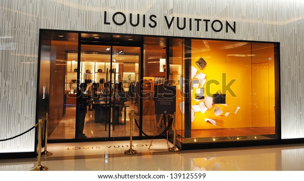 Bangkok-tailandia 02 De Octubre De 2017: Colección De Zapatos De Cuero Louis  Vuitton Para Mujer En Escaparate En La Tienda De Louis Vuitton, Centro  Comercial Siam Paragon Los Famosos Grandes Almacenes De