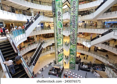 BANGKOK -JANUARY 17 : People shopping at Central World Shopping Center on January 17, 2015, in Bangkok, Thailand.Central World Shoppinfg Center is one of  the biggest shopping center in Thailand