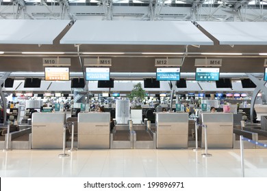 BANGKOK - JUNE 21 : Cathey Pacific Checkin Counter At Suvanaphumi Airport, Bangkok On JUNE 21, 2014,  Suvarnabhumi Airport Is World's 4th Largest Single-building Airport Terminal.