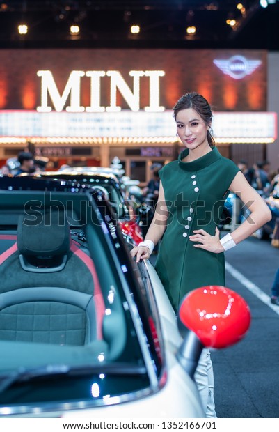 BANGKOK - March 28, 2019 :\
Unidentified models with MINI car on display at the 40th BANGKOK\
INTERNATIONAL MOTOR SHOW 2019 on March 28, 2019 in Bangkok,\
Thailand.   