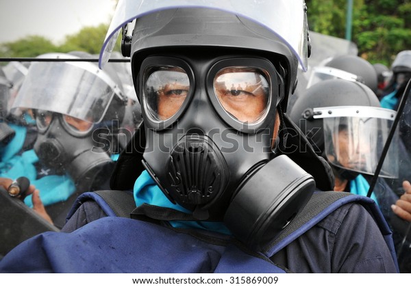 police riot gas mask