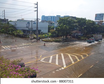 BANGKOK - NOV 3 : Heavy flooding from monsoon rain in center of Thailand arriving in Bangkok suburbs on November 3, 2011 in Phetkasem Road, Bangkok, Thailand.