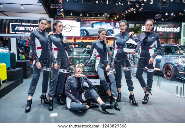 BANGKOK - November 28, 2018 :\
Unidentified model with Mini car on display at The Bangkok\
International Motor Expo 2018 on November 28, 2018 in Bangkok,\
Thailand.