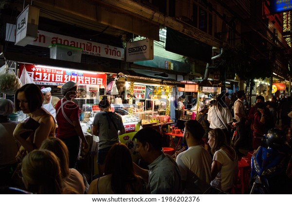 BANGKOK -\
NOVEMBER 9, 2019 : Tourist buy and eating food at Yaowarat road,\
main street in Chinatown, The famous night street food in Bangkok\
on November 9, 2019 at Bangkok,\
Thailand.