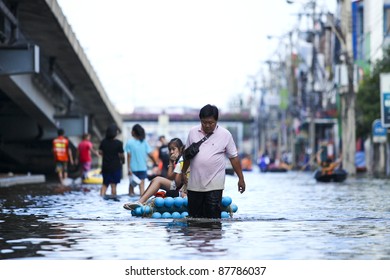 BANGKOK - OCT 31: Krung Thon Bridge on Oct 31, 2011 in Bang Plat, Bangkok, Thailand. Thai Flood 2011