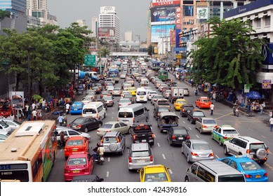 BANGKOK - OCTOBER 9: Daily traffic jam in the afternoon on October 9, 2009 in Bangkok.