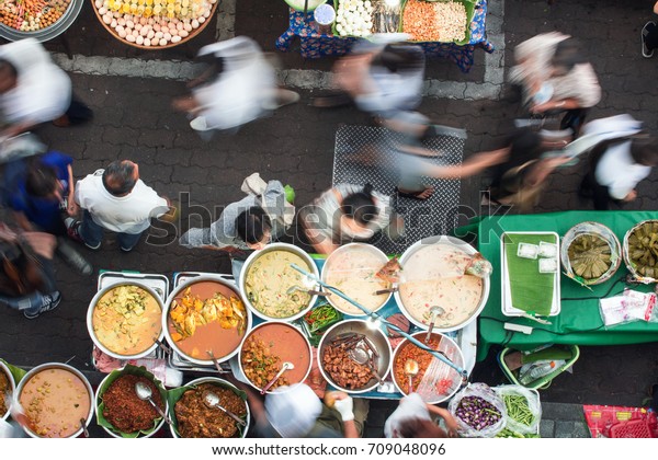 バンコクのストリートフードには タイカレー タマリンド トムヤム エビ 豚肉 タイなど おいしい料理がたくさんあり さまざまな料理から選べます タイの甘い食べ物 の写真素材 今すぐ編集