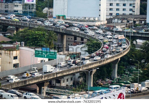 Bangkok, Thailand, 10 nov. 2017 / Cars on a lot\
of traffic jam on the highway Is a condition that is seen every day\
in Bangkok