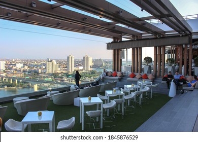 Bangkok / Thailand - 15 March 2018: Rooftop Lounge And Bar At Avani Riverside Hotel With View Of Downtown Bangkok