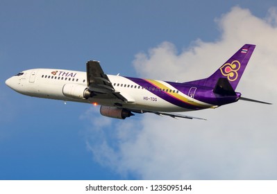 BANGKOK THAILAND / 2018 AUG 19 / Thai AIrways Boeing 737-400 Classic Take Off From VTBS Airport With Nice Sky