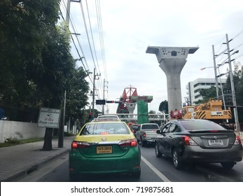 Bangkok, Thailand. 22 September 2017 : The sky train construction Causes traffic jam at Phaholyothin Road. Bangkok,Thailand.