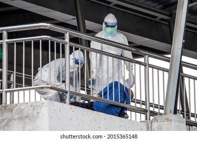 Bangkok Thailand 25 Jul 2021: Por-Tek-Teung Staff Were Checking Human Corpse Who Died From COVID - 19.