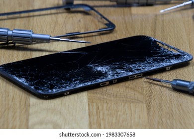 238 Iphone 11 Broken Screen Images, Stock Photos & Vectors | Shutterstock