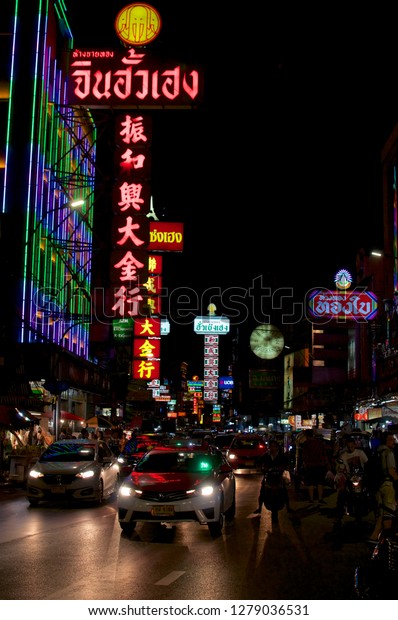 BANGKOK, THAILAND - 8th DECEMBER 2018 : Night\
picture of cars, shop\'s and people on Yaowarat road, the main\
street of China town, in Bangkok,\
Thailand