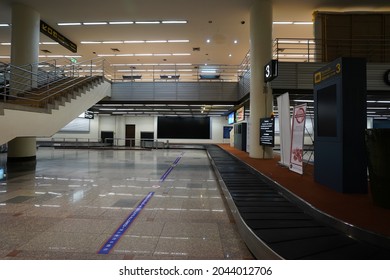 Bangkok Thailand, Apr 22, 2021 Airport Terminal Arrival Hall Interior, At An Empty Baggage Claim Area 3 With No Luggage On The Conveyor System And No People Or Passenger During Covid-19 Situation.