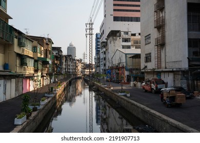 BANGKOK, THAILAND. April 1, 2016. Famous Canals In Bangkok Old Settlements. Talat Noi District.