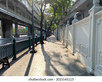 Bangkok, Thailand - April 12, 2020: Lockdown View At Ratchadamri Road In Bangkok. It Runs From Pratu Nam Intersection, Where It Meets Phetchaburi And Ratchaprarop Roads, To Sala Daeng.