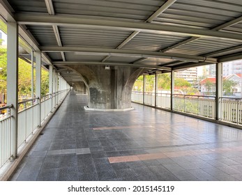 Bangkok, Thailand - April 12, 2020: Lockdown View At Ratchadamri Road In Bangkok. It Runs From Pratu Nam Intersection, Where It Meets Phetchaburi And Ratchaprarop Roads, To Sala Daeng.