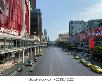 Bangkok, Thailand - April 12, 2020: Lockdown View At Ratchadamri Road In Bangkok. It Runs From Pratu Nam Intersection, Where It Meets Phetchaburi And Ratchaprarop Roads, To Sala Daeng.