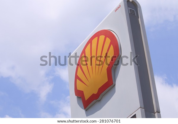 BANGKOK THAILAND - APRIL 19, 2015: Shell\
oil company. Shell is the USA based subsidiary of Royal Dutch Shell\
and the largest oil company in the\
world.\
