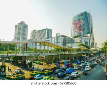 Bangkok Thailand April 22,2017  Pratu Nam Intersection. There Is Bangkok's Premier Business District. Traffic Is Busy All Day. Sky Walk  In Bangkok's Central Shopping District.