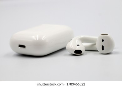 Airpods2 Images Stock Photos Vectors Shutterstock