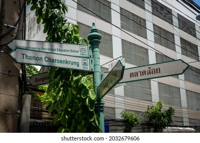 BANGKOK, THAILAND - AUGUST 18, 2021 : Street View Of Bangkok Old Town On Charoenkrung Road Near Yaowarat Chinatown In Bangkok, Thailand.