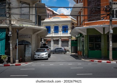 BANGKOK, THAILAND - AUGUST 18, 2021 : Street View Of Bangkok Old Town On Charoenkrung Road Near Yaowarat Chinatown In Bangkok, Thailand.