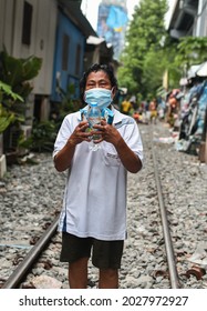 BANGKOK, THAILAND - AUGUST 2021: Food And Hygiene Supplies Give Away To Poor People In Slums. Thai Asian Low Income Community Wear Face Masks Over COVID-19 And Receive Support From Volunteers