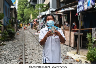 BANGKOK, THAILAND - AUGUST 2021: Food And Hygiene Supplies Give Away To Poor People In Slums. Thai Asian Low Income Community Wear Face Masks Over COVID-19 And Receive Support From Volunteers