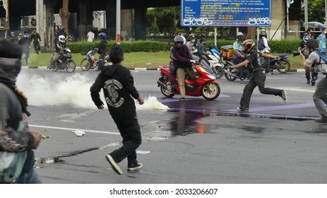 Bangkok, Thailand- August 29, 2021: Protesters Were Trying To Throw A Tear Gas Can Back To Riot Police.