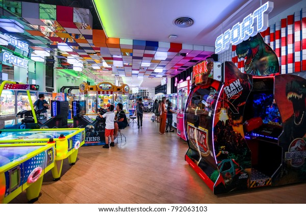 BANGKOK, THAILAND - DEC 9 : Warp Zone Game\
Center at Emporium Shopping Mall on December 9, 2017 in Bangkok,\
Thailand. Warp Zone is a fun area for\
gamer.