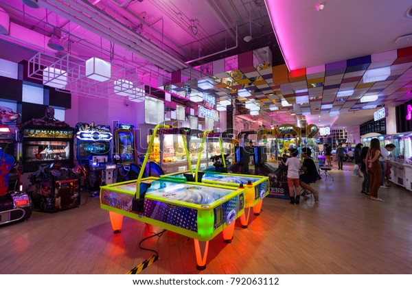 BANGKOK, THAILAND - DEC 9 : Warp Zone Game
Center at Emporium Shopping Mall on December 9, 2017 in Bangkok,
Thailand. Warp Zone is a fun area for
gamer.