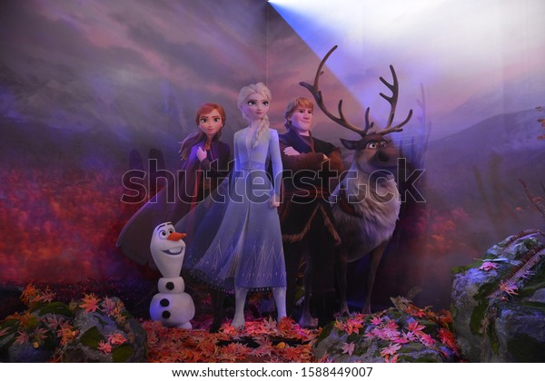 Disney Frozen II (2) Prince Elsa, Prince Anna and Olaf wallpaper for walls. 