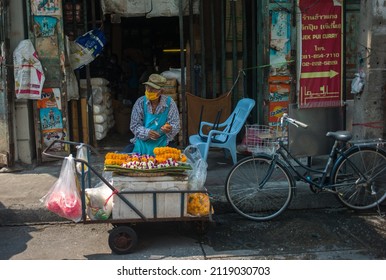 BANGKOK, THAILAND - FEB 7: Unidentified vender at Yaowarat Road, It's the main centre for trading by the Chinese community. It well known for variety of foodstuffs, food street on Feb 07, 2022
