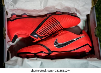 Nike Phantom Venom Club Indoor Soccer Shoe Amazon.cbraised
