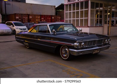 BANGKOK, THAILAND – February 3, 2017 : Classic Cars Night Market. They Have A Lot Of Classic Cars For Show And Take A Photo For Free. Also You Can Buy Other Antiques From Near By Shops.