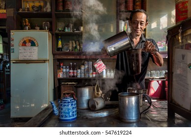 Bangkok, Thailand - January 1, 2017 : Chinese Man Make A Cup Of Coffee Is A Traditional In Thai Traditional The Old Coffee Shop.