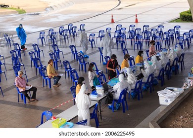 BANGKOK THAILAND - JULY 12, 2021: Public Health Department Team Of Bangkok. Covid-19 Testing At Rama 8 Bridge, Thonburi District.