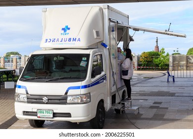 BANGKOK THAILAND - JULY 12, 2021: Public Health Department Team Of Bangkok. Covid-19 Testing At Rama 8 Bridge, Thonburi District.